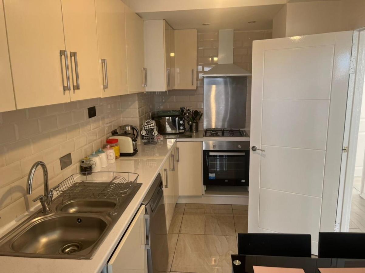 Cosy 2-Bedroom Flat In Finsbury Park, Modern, Convenient & Close To Central London! 외부 사진